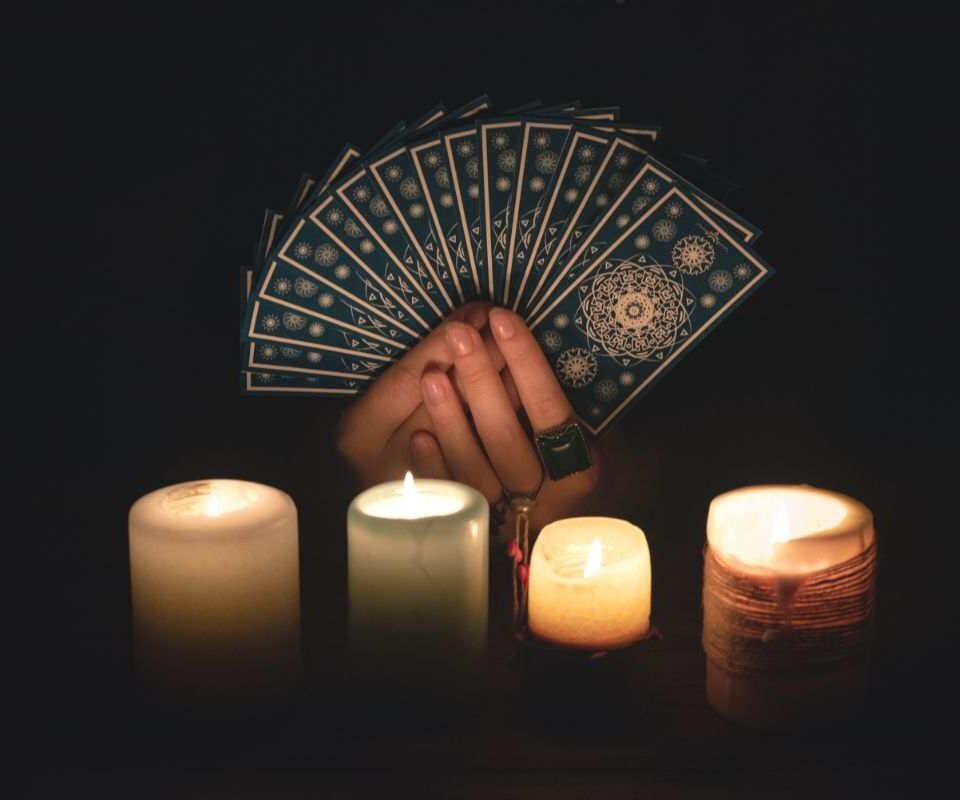 https://www.oroscopo.com/wp-content/uploads/2025/07/Mani-tengono-carte-dei-tarocchi-10725-oroscopo.com_-960x800.jpg
