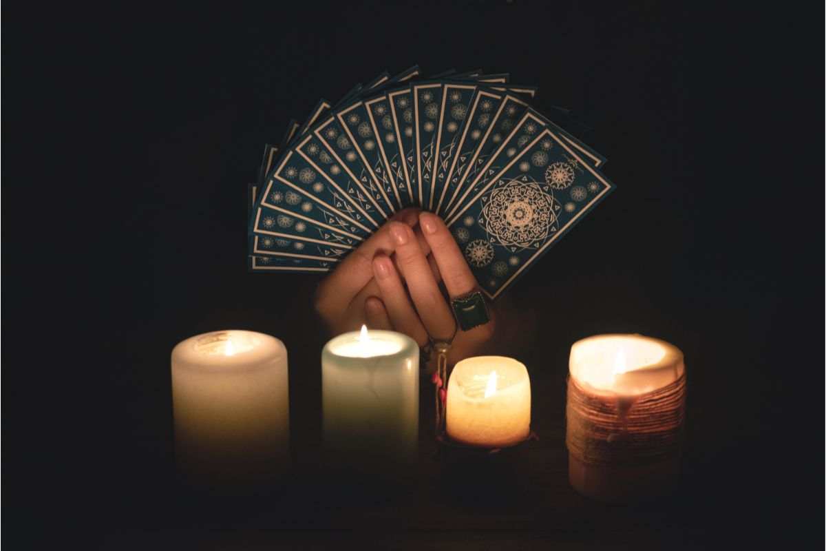 https://www.oroscopo.com/wp-content/uploads/2025/07/Mani-tengono-carte-dei-tarocchi-10725-oroscopo.com_.jpg