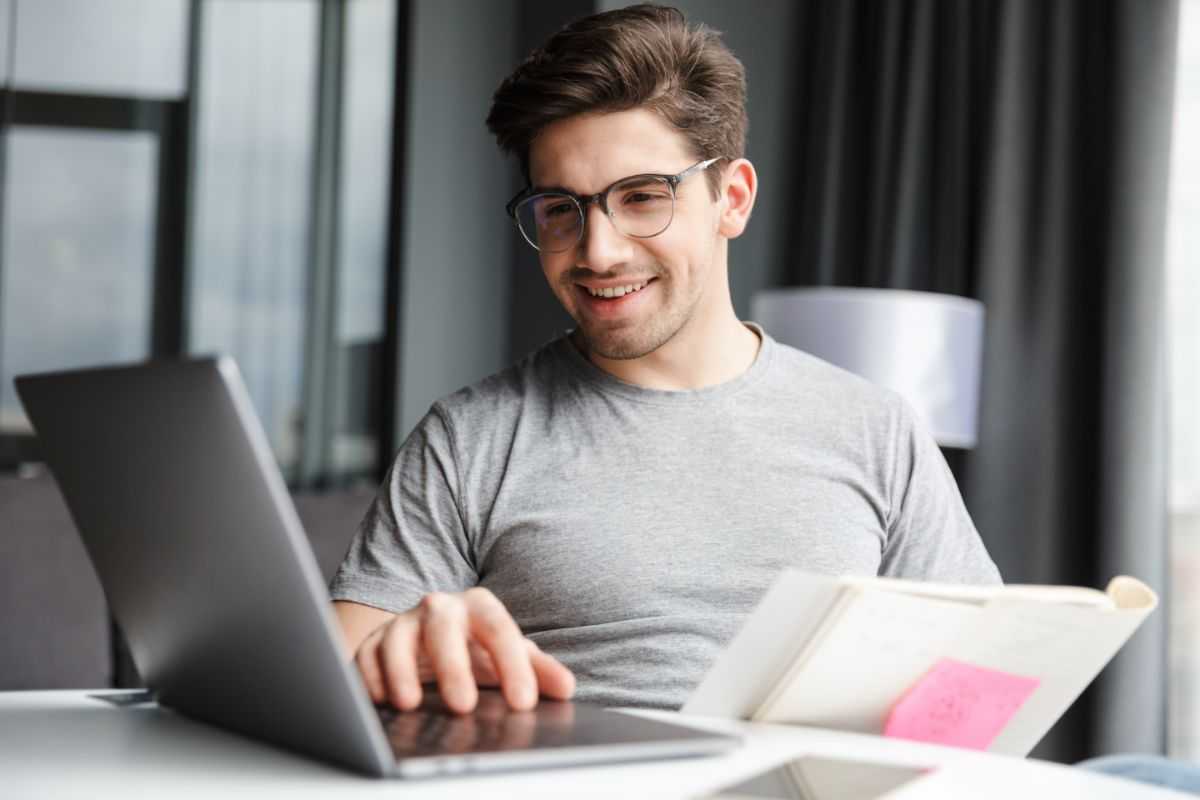 https://www.oroscopo.com/wp-content/uploads/2025/07/Uomo-lavora-al-pc-11725-oroscopo.com_.jpg