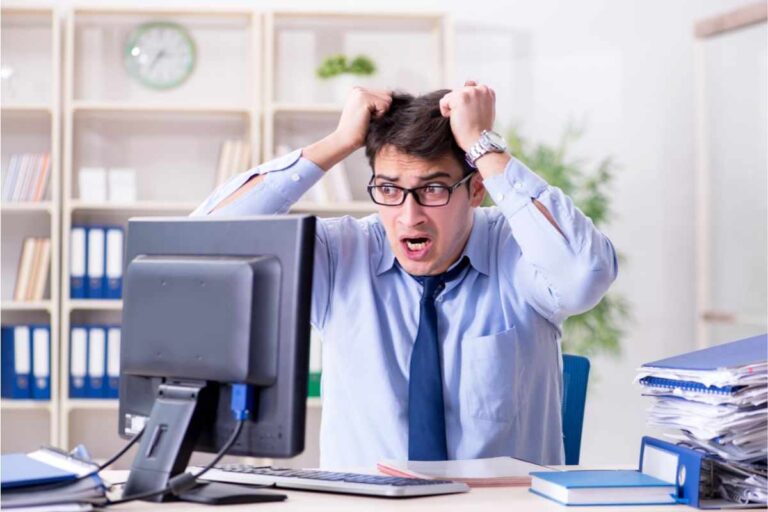 Uomo stressato al lavoro