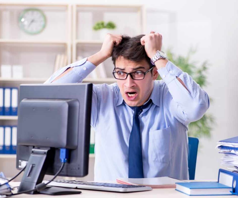 https://www.oroscopo.com/wp-content/uploads/2025/07/Uomo-stressato-al-lavoro-12725-oroscopo.com_-960x800.jpg