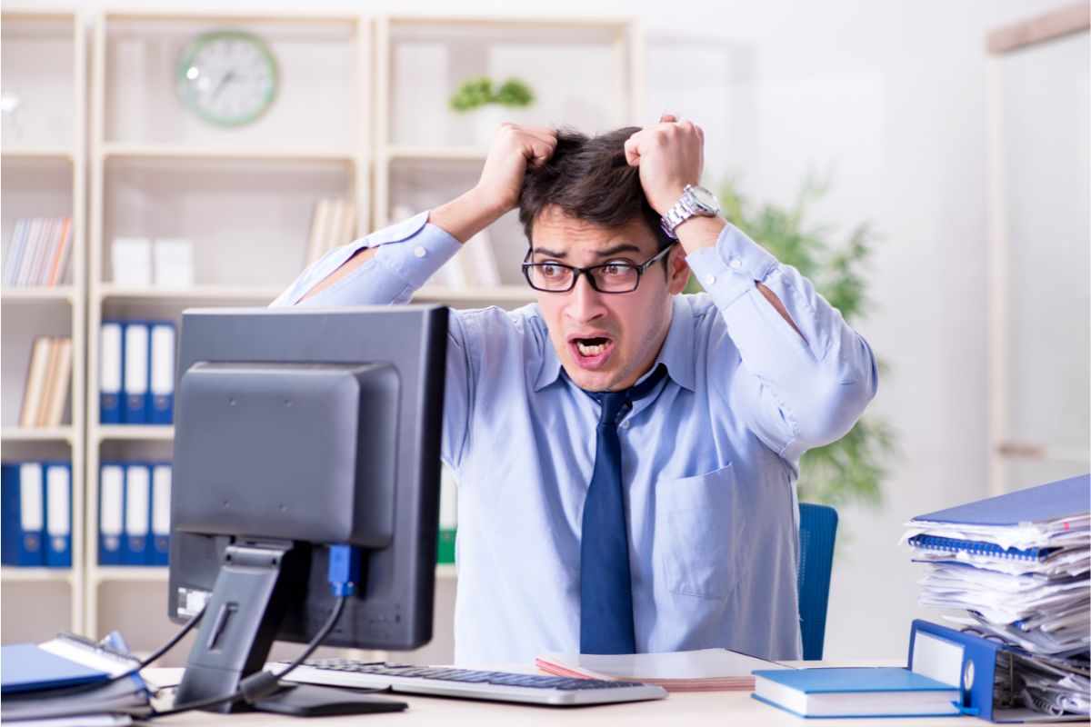 https://www.oroscopo.com/wp-content/uploads/2025/07/Uomo-stressato-al-lavoro-12725-oroscopo.com_.jpg